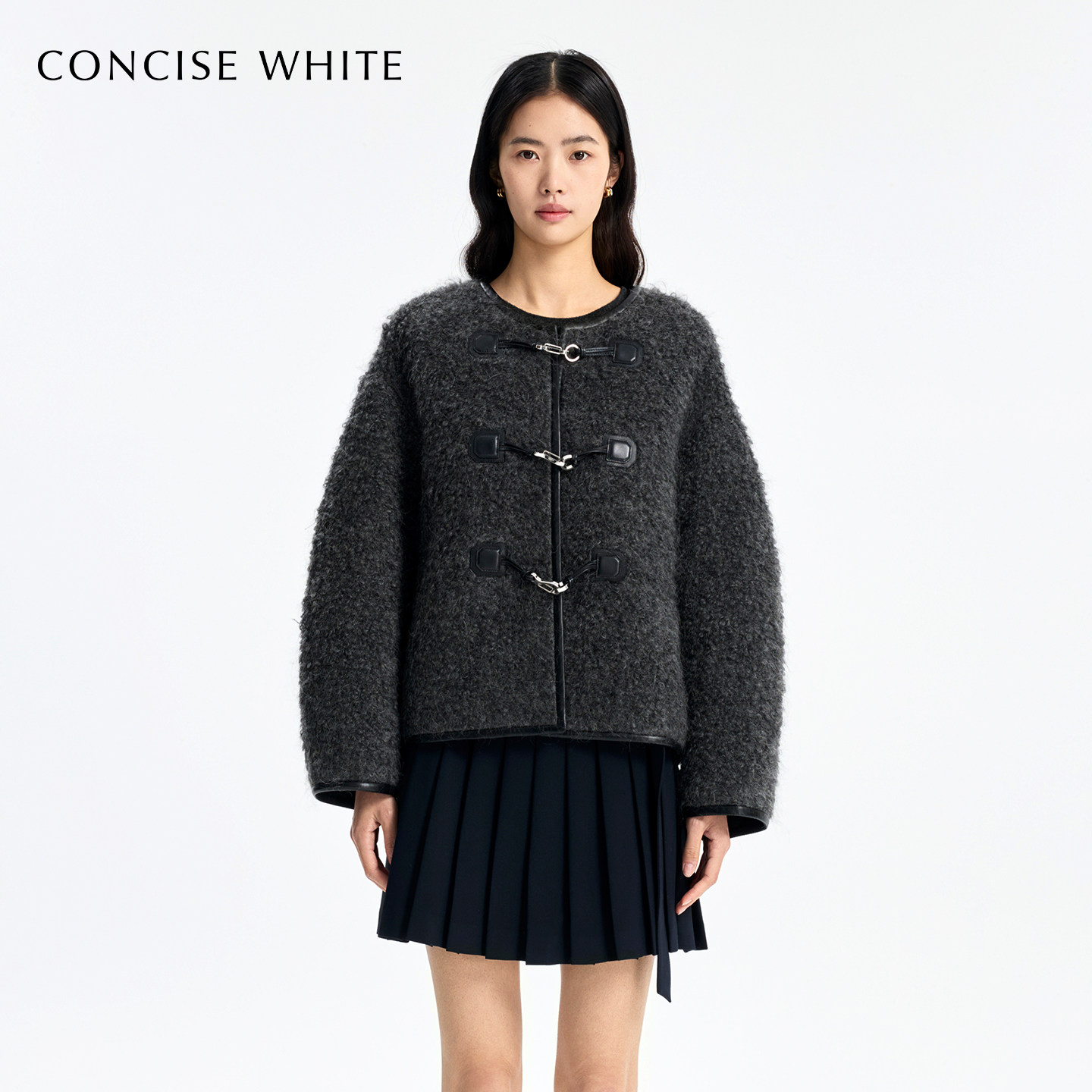 CONCISE-WHITE简白2025秋冬新品短款马蹄扣羊毛外套女宽松高级感