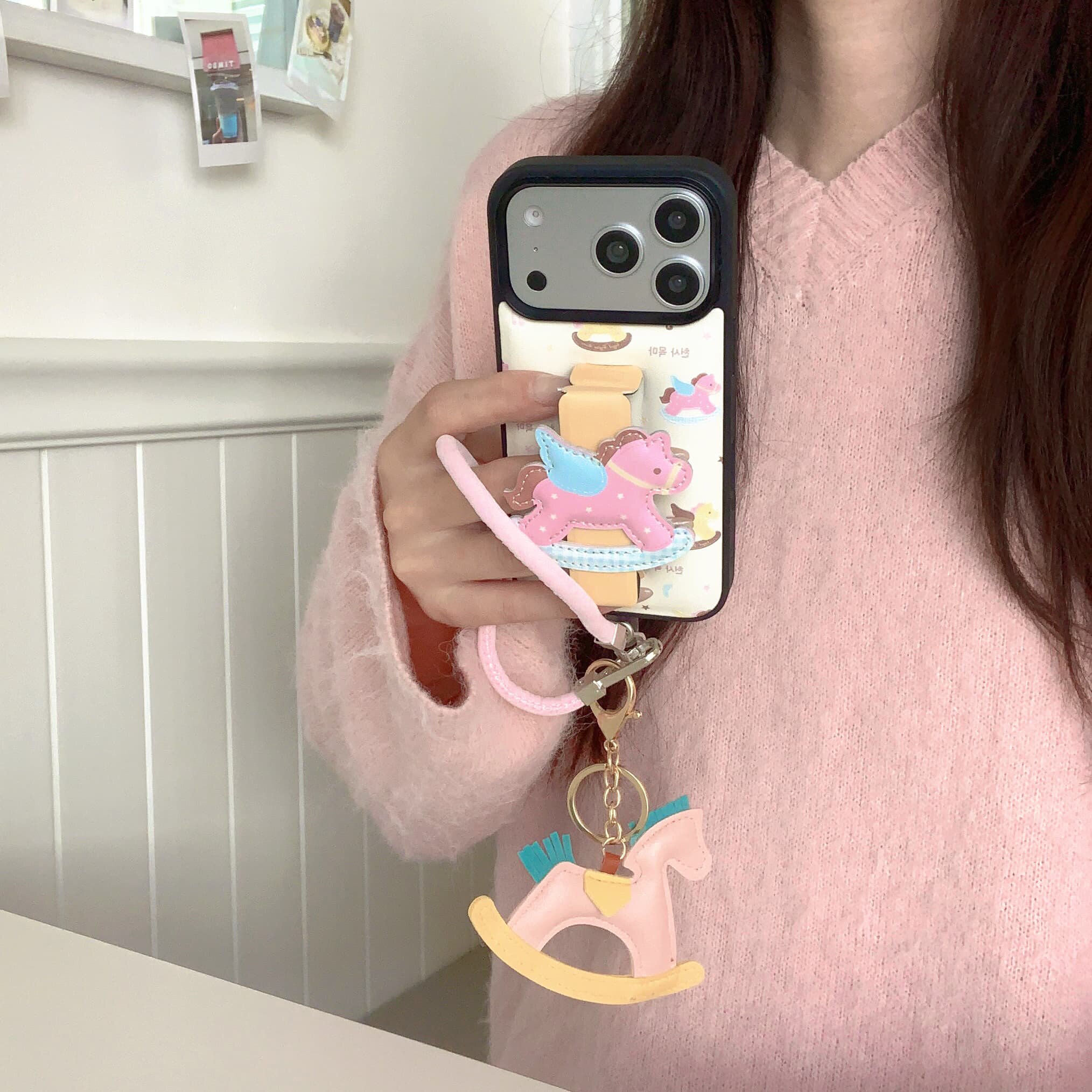 时尚马年粉色木马腕带支架适用苹果17promax手机壳15全包按键大视窗14/13创意皮质小马挂绳黑框壳16防摔保护