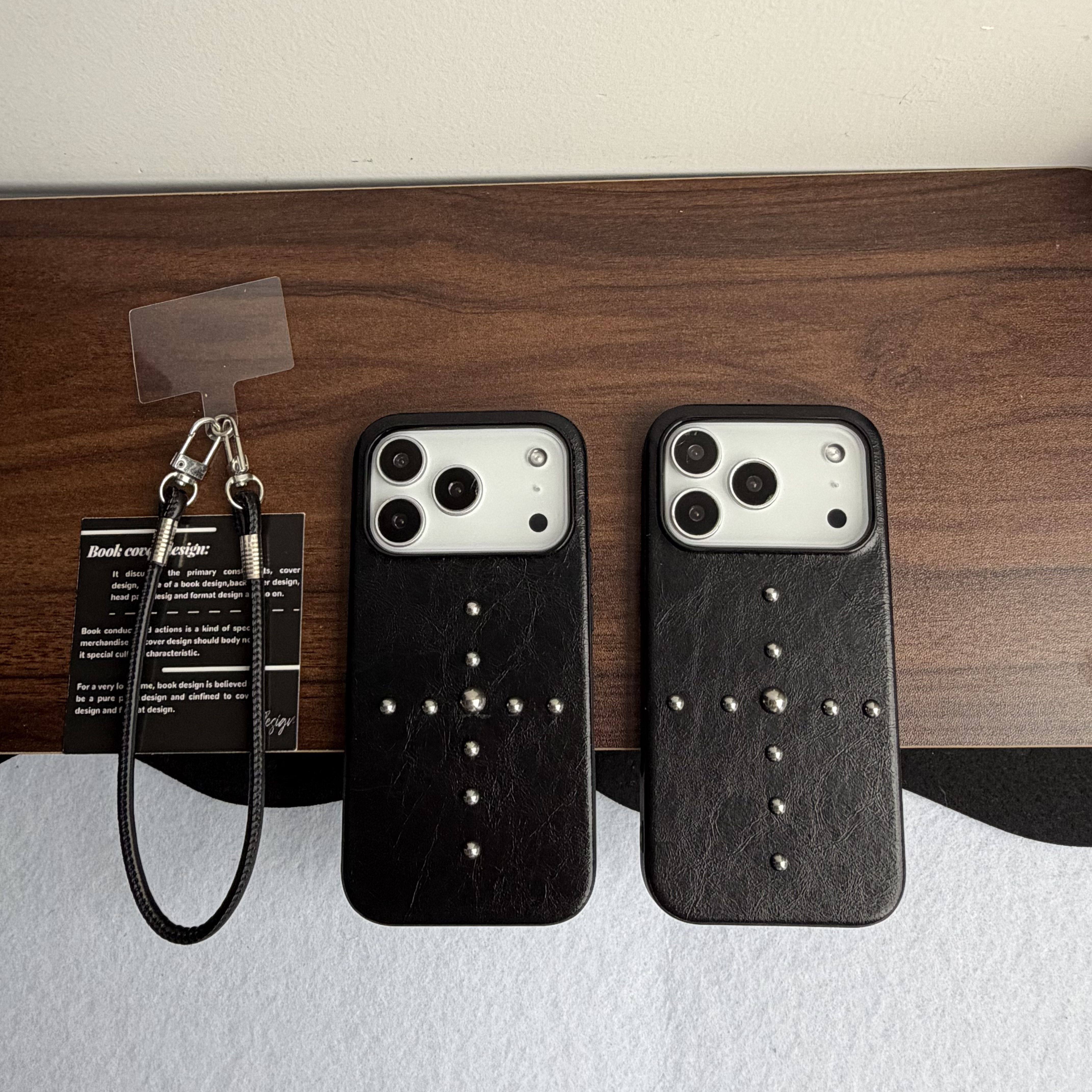 韩系高级黑色皮质铆钉十字架适用苹果17promax手机壳15全包按键大视窗14/13个性小众情侣黑色挂绳防摔保护壳