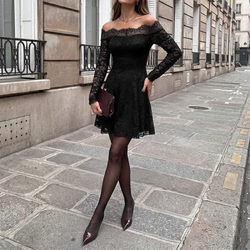 一字肩长袖蕾丝连衣裙 One shoulder long sleeved lace dress