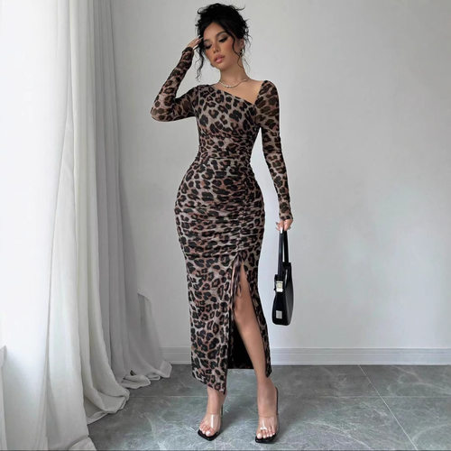 Round neck long sleeved printed dress  圆领长袖印花连衣裙