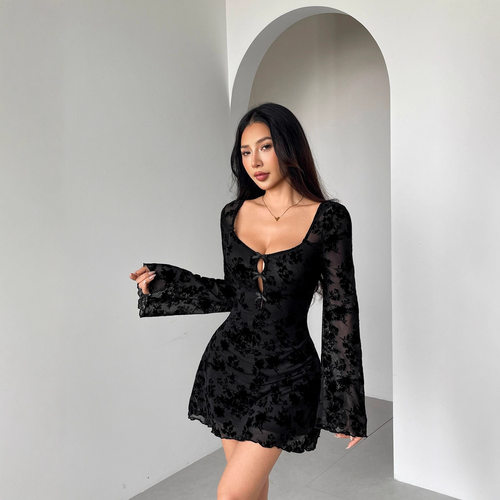 Square neck trumpet long sleeved dress方领喇叭长袖连衣裙女
