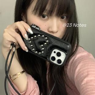 23 Notes小众油蜡皮质爱心铆钉斜挎手绳ins风iPhone17promax手机壳16promax苹果13pro/14pro/15promax保护套