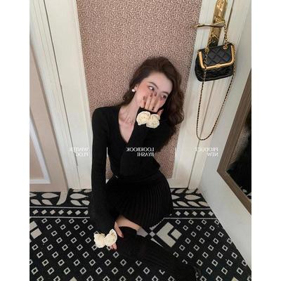黑色钉花V领针织上衣女秋冬内搭法式复古修身玫瑰花朵短款打底衫