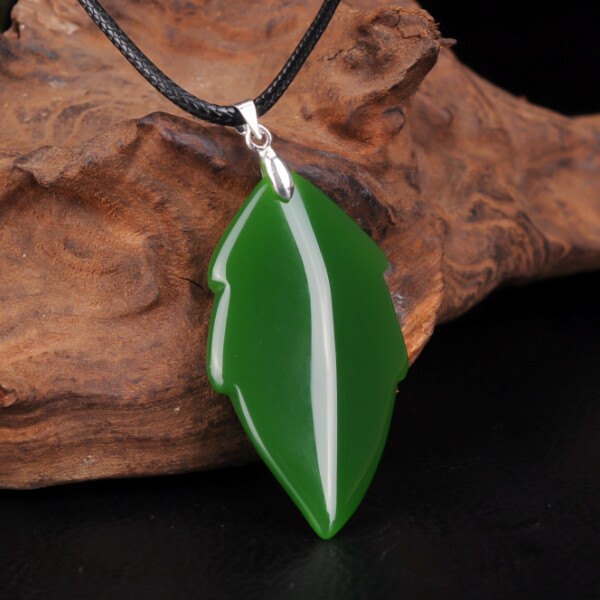 新疆和田碧玉吊坠菠菜绿和田玉项链原创简约女款锁骨链毛衣项链坠