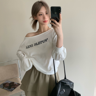 BLESSED MOMENT秋上新简约气质休闲斜肩字母印花长袖卫衣LT830