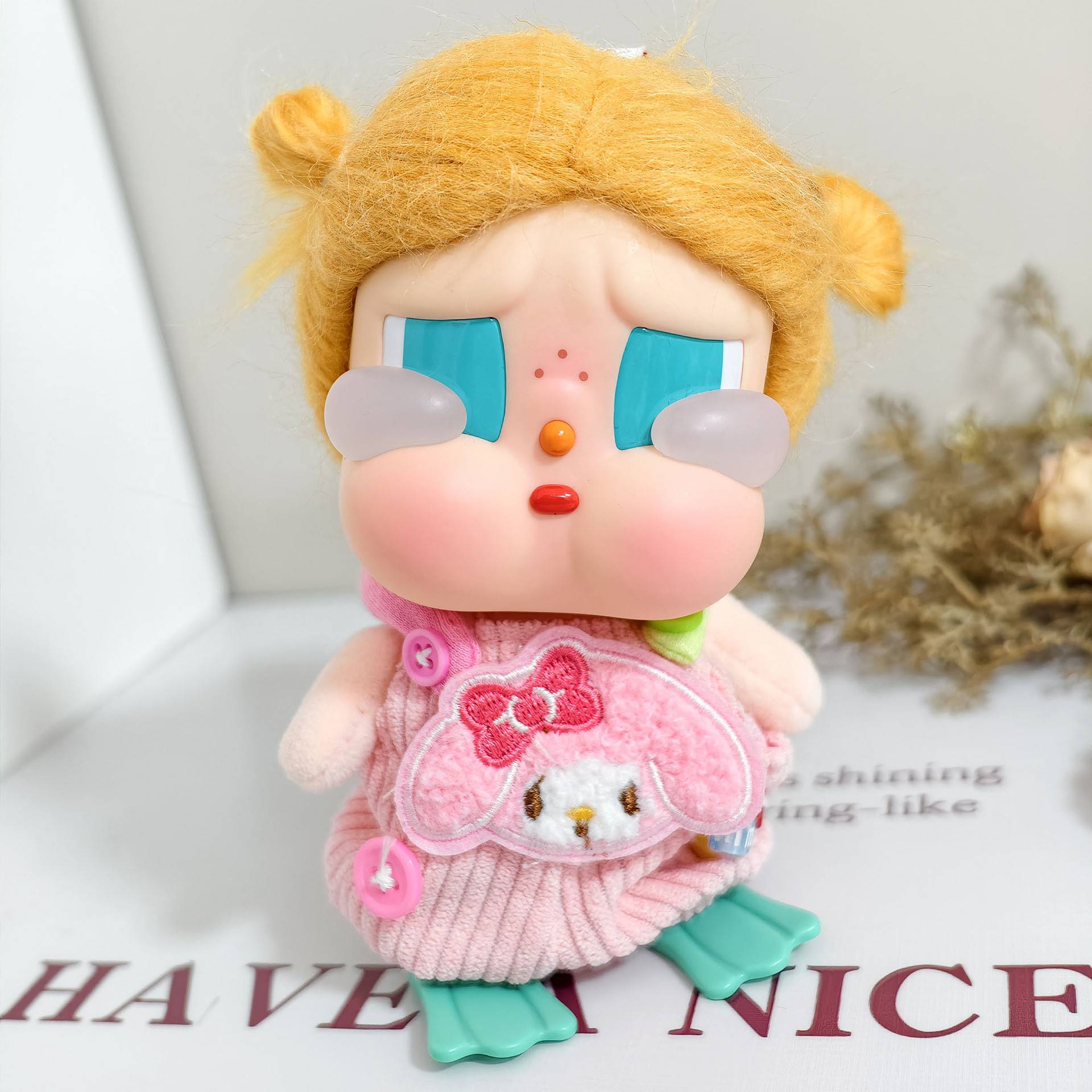 哭娃眼泪工厂CRYBABY玩偶趣味字母卡通背带裤15CM挂件咕噜咕噜服