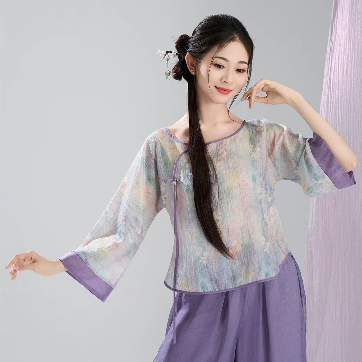 中式印花盘扣飘逸舞蹈纱衣女图片