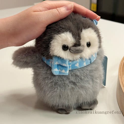 正版小企鹅玩偶儿童抱枕女生礼物