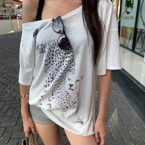印花斜露肩短袖上衣Printed off shoulder short sleeved shirt