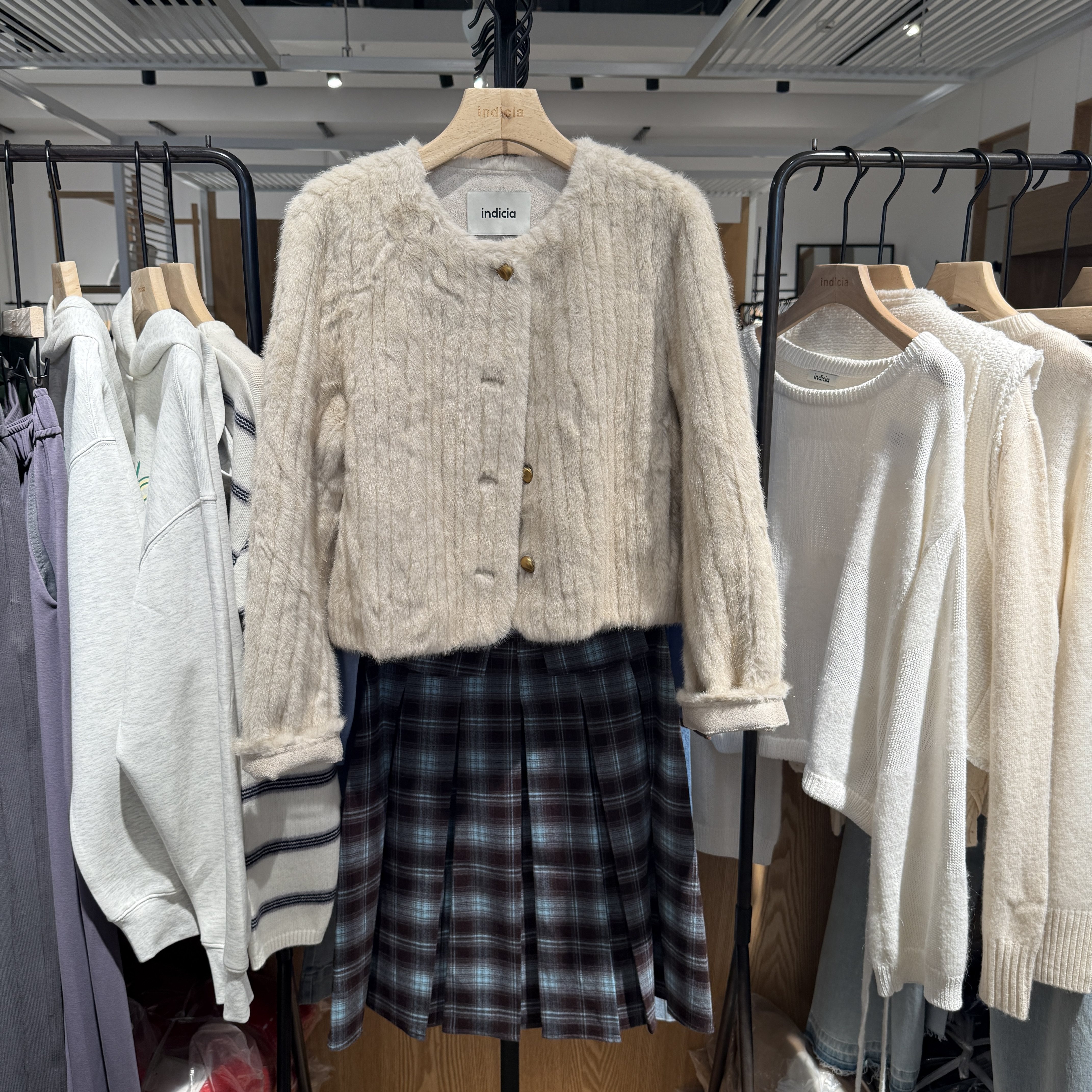 indiciaF2D4WT822C专柜正品标记女装气质毛绒质感短外套吊牌1589,女装/女士精品,短外套,淘宝优惠券,粉丝福利购,淘宝优惠卷