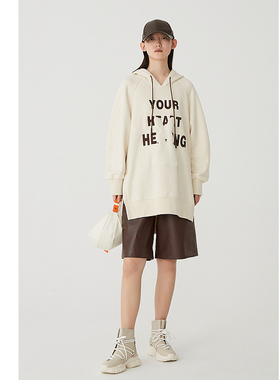 【会员价735元】AUM噢姆冬季白色字母印花上衣休闲连帽中长款卫衣