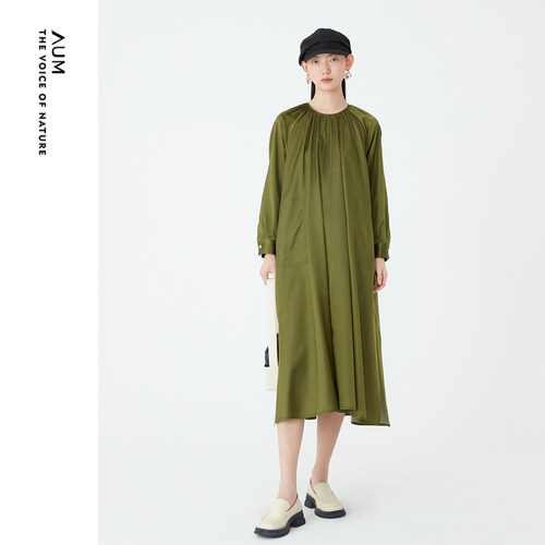 AUM噢姆时尚光泽垂感褶皱桑蚕丝收腰连衣裙女