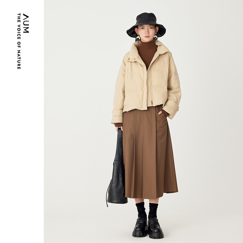 AUM噢姆冬季杏色高立领鹅绒绗缝短款羽绒服外套女