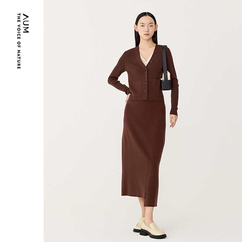 【会员价1488元】AUM噢姆春季绵羊毛撞色假两件V领针织上衣