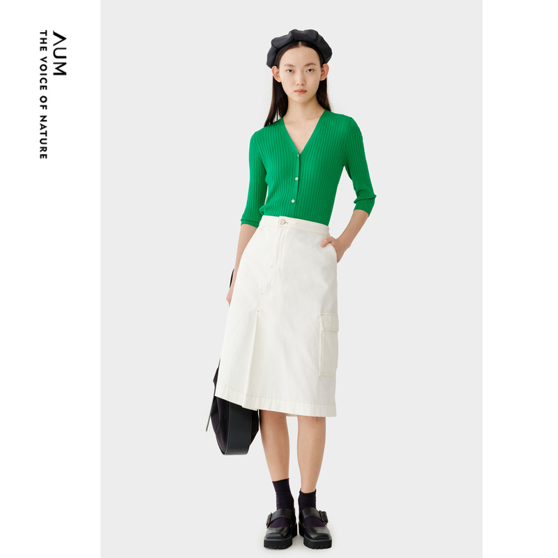 简约修身v领针织衫，轻薄透气柔软舒适