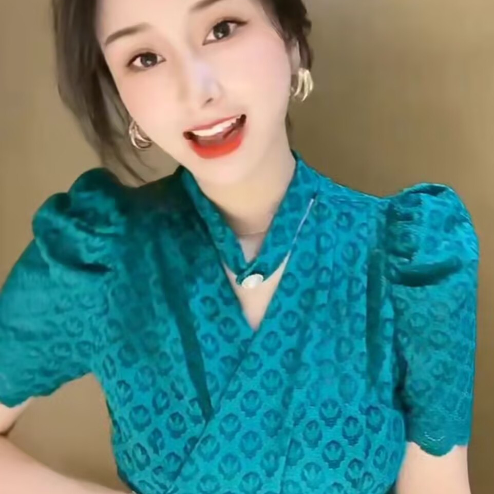 高级感气质炸街衬衫女2025夏季新款韩版小个子减龄v领短袖上衣潮