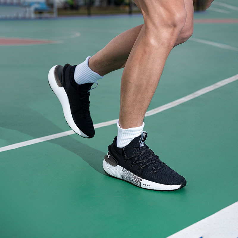 安德玛轻便减震男子跑步鞋