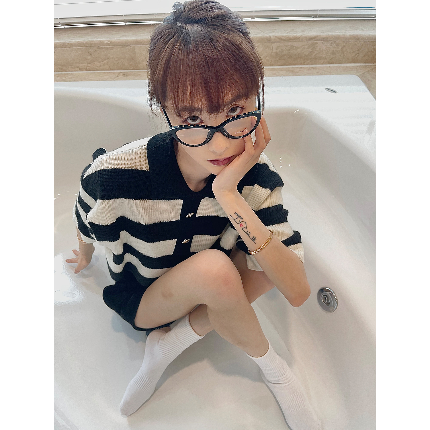 Polo领黑白条纹针织衫