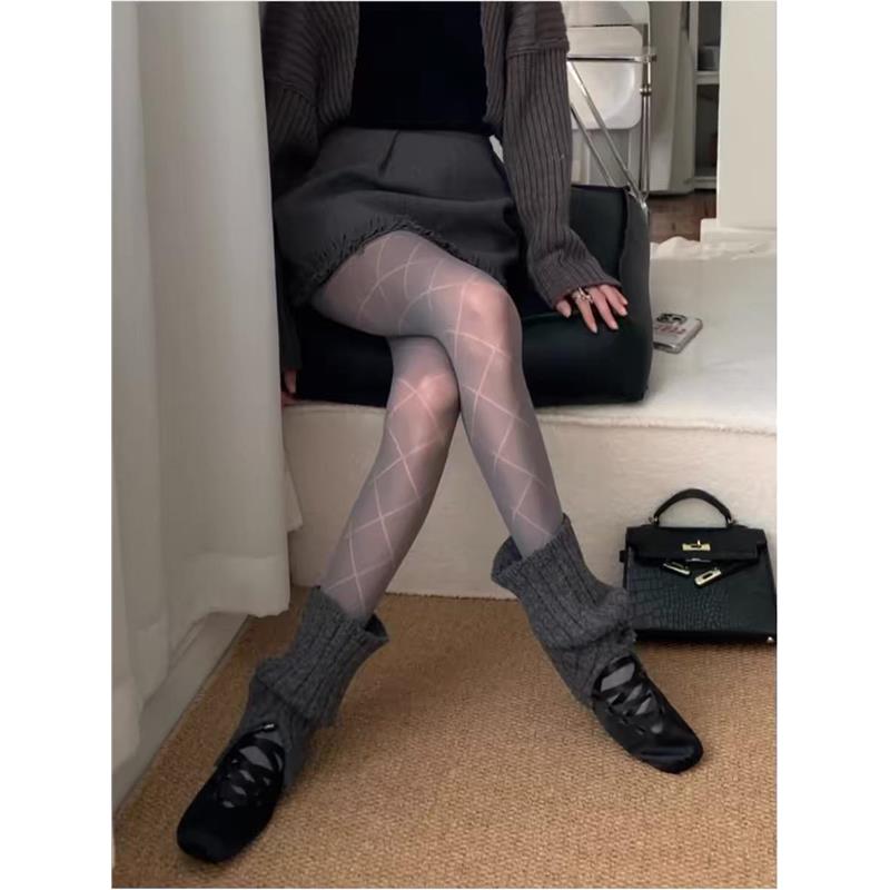 菱格灰丝真jue呀！这透肉丝袜能搭配我所有秋冬大衣！小设计吼美~