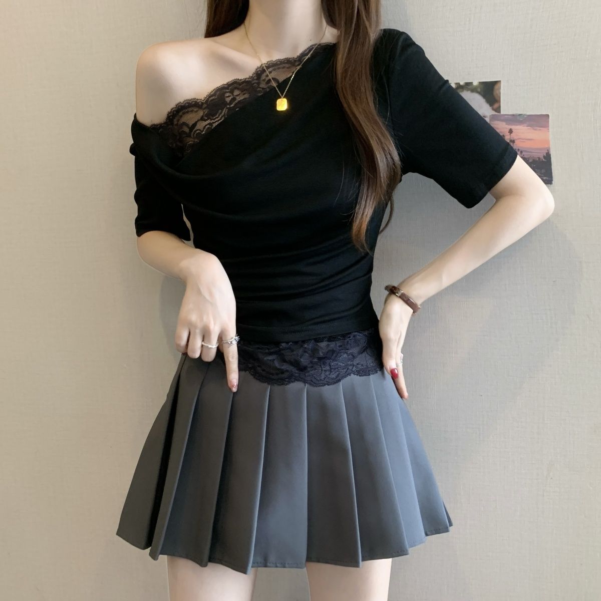 大码女装2025新款蕾丝拼接一字肩T恤女夏设计感修身短袖上衣