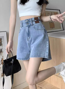 Blue high-waisted labeled denim shorts  蓝色高腰贴标牛仔短裤