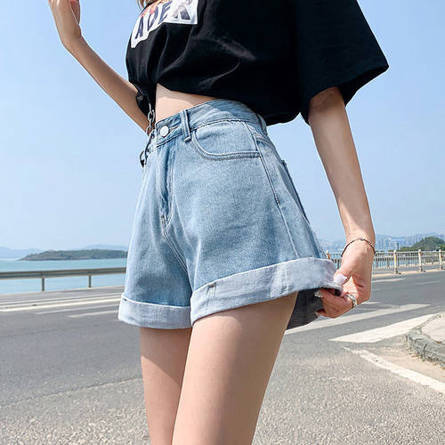 女生浅色A字卷边牛仔短裤