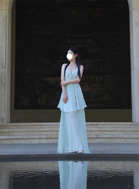 法式复古时尚高级感轻奢名媛风新款绿色V领吊带裙微胖优雅风长裙