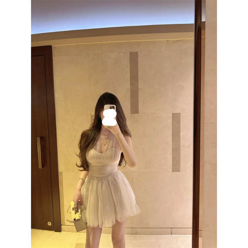 法式时尚高级感微胖收腰显瘦连衣裙新款度假风纯欲风挂脖短裙子