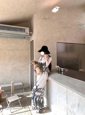 大码mm夏季新款法式性感风深V领收腰印花吊带连衣裙女显瘦中长裙