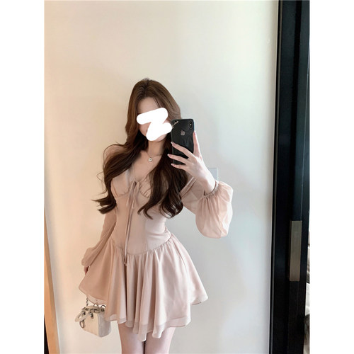 时尚高级感轻奢名媛裙子新款鱼骨收腰显瘦短裙微胖温柔V领连衣裙