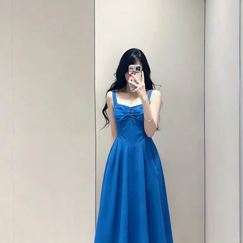 法式时髦洋气吊带连衣裙女装春季新款慵懒风修身显瘦蓝色褶皱裙子