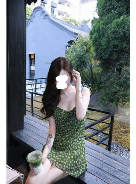 法式气质绿色设计碎花收腰吊带连衣裙女夏季新款森系温柔显瘦短裙