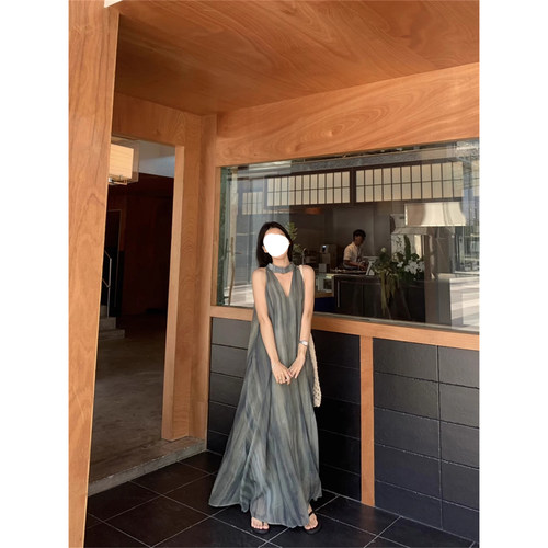 法式气质V领挂脖连衣裙女新款大码胖mm宽松独特漂亮晕染无袖长裙