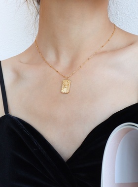 欧美简约冷淡风方牌浮雕菊花吊坠项链 钛钢镀18k金小众设计感首饰