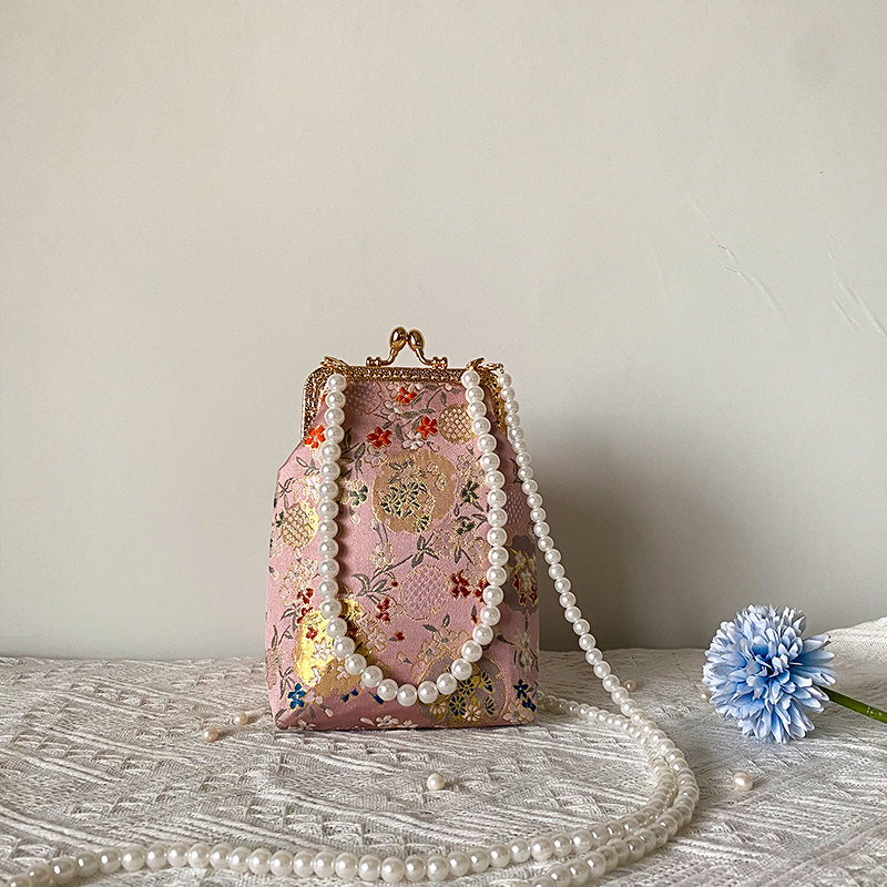 新中式手工刺绣珍珠链条手机包女斜挎包小巧便携口金包
