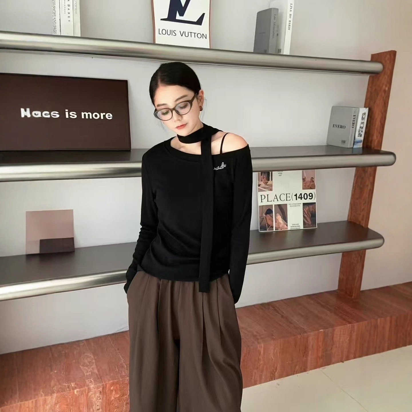 一字领纯欲风长袖T恤女2026秋季新款氛围搭配飘带露锁骨打底上衣，女装T恤，搜酷衣阁