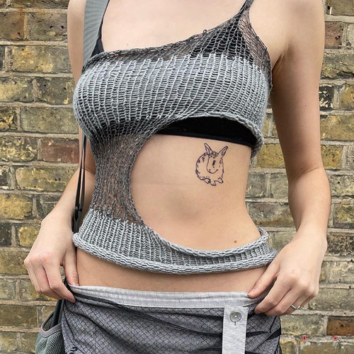 2022夏拼色单肩露腰镂空上衣