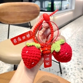 莓有烦恼钥匙挂件女钥匙精致包包挂饰网红毛线草莓可爱珍珠钥匙链