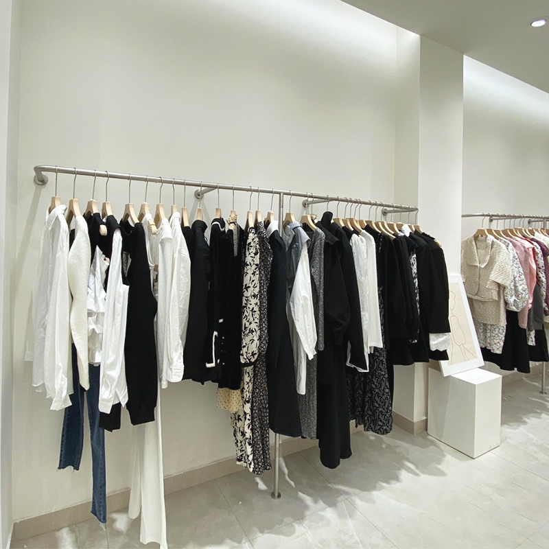女装店银色壁挂式货架服装展示架不锈钢拉丝上墙侧挂落地式挂衣架