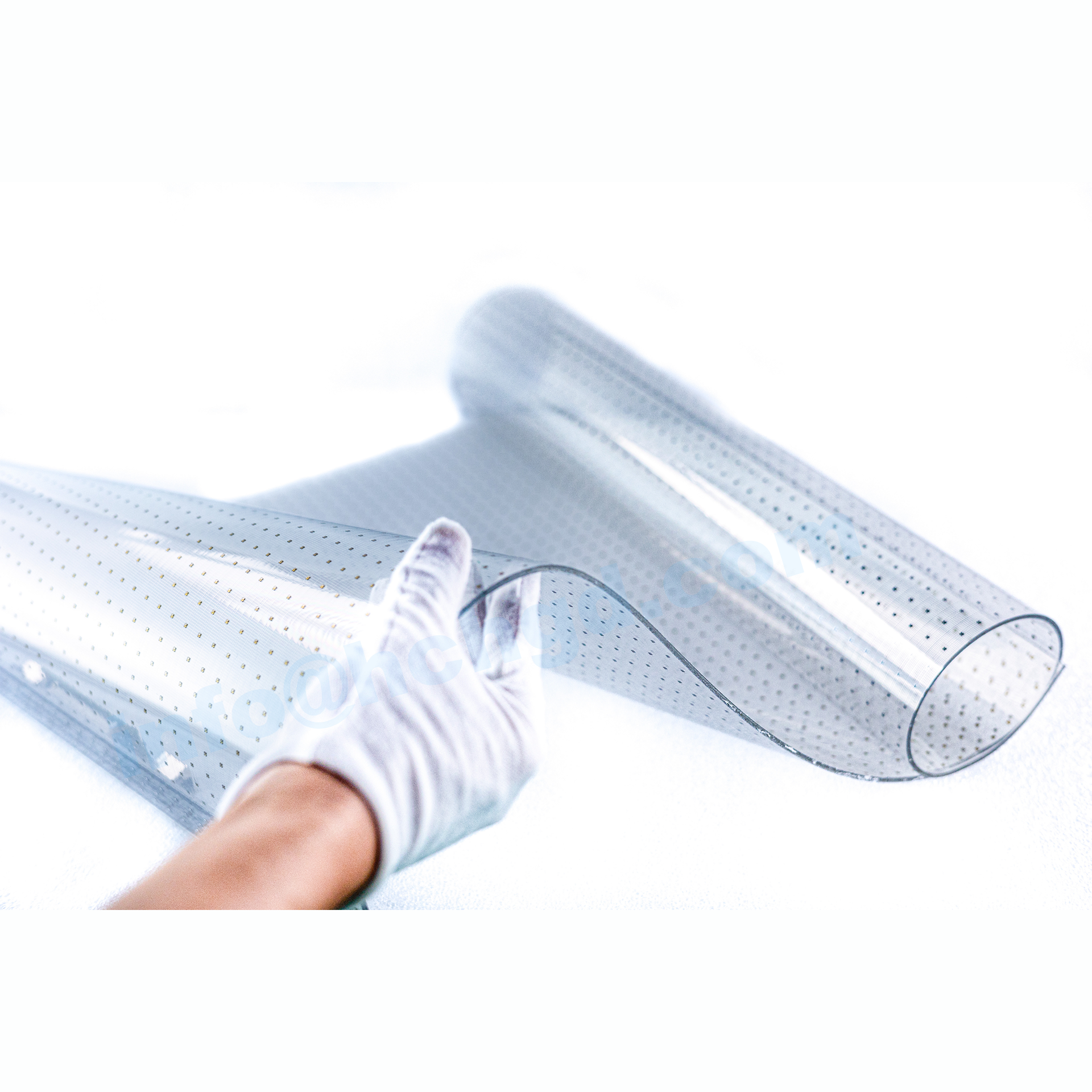 可以卷起来贴在玻璃上的透明屏