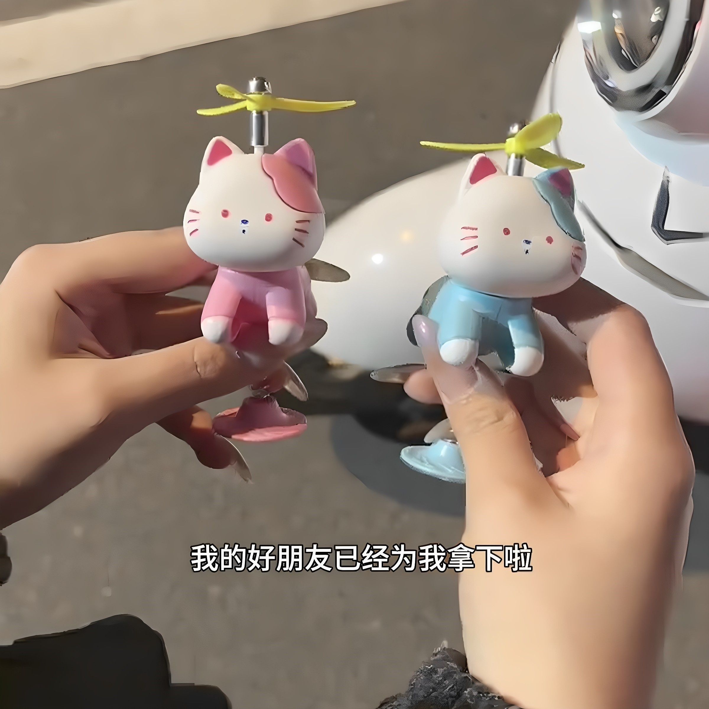 hellokitty电动车装饰可爱猫咪弹簧摇摇乐风扇装饰创意电动车车贴