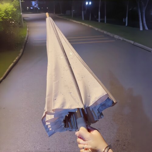 阴雨天撑遇水开花伞也太治愈了吧