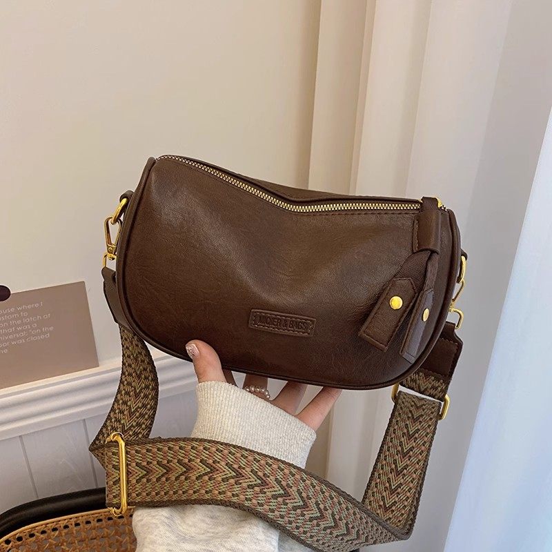 今年流行波士顿包包秋冬复古2025新款宽带斜挎包女百搭小包枕头包