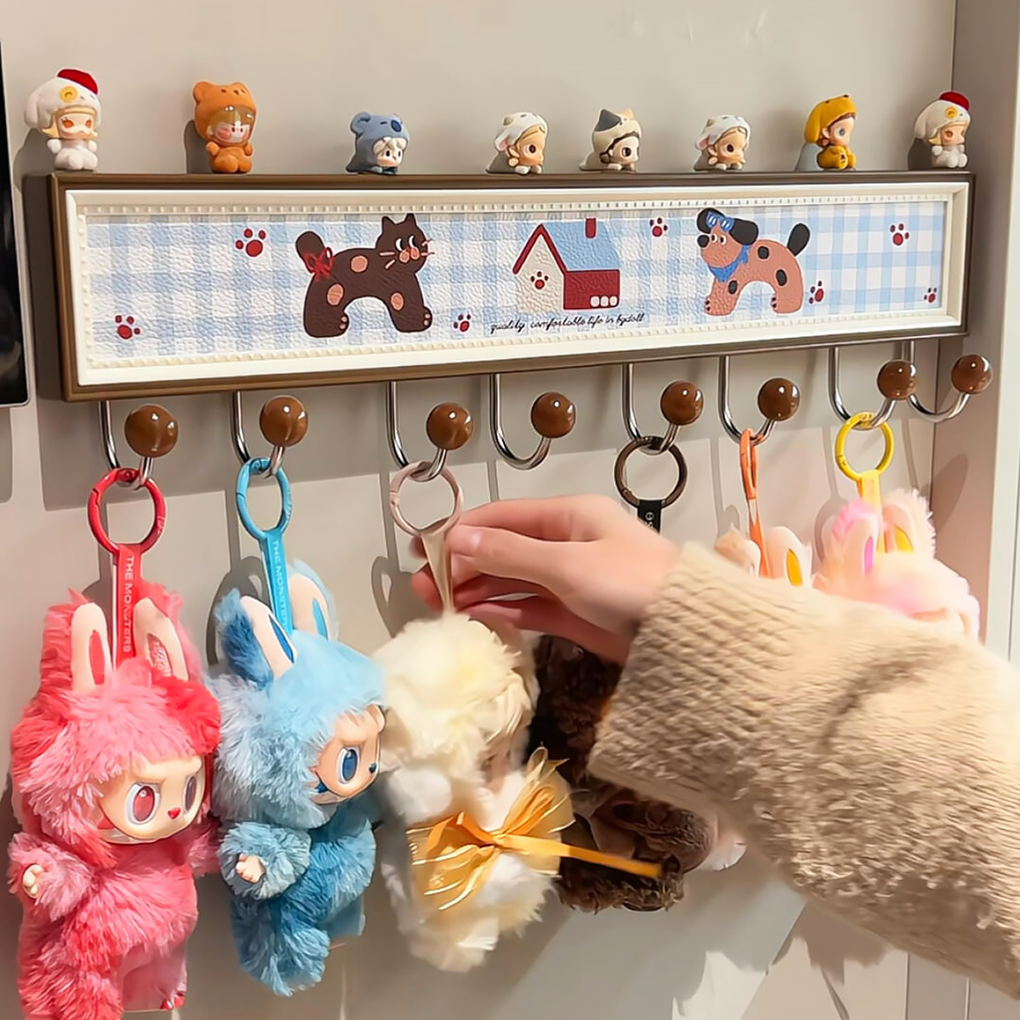 卡通盲盒手办墙上收纳公仔展示架挂墙陈列挂钩免打孔创意置物架