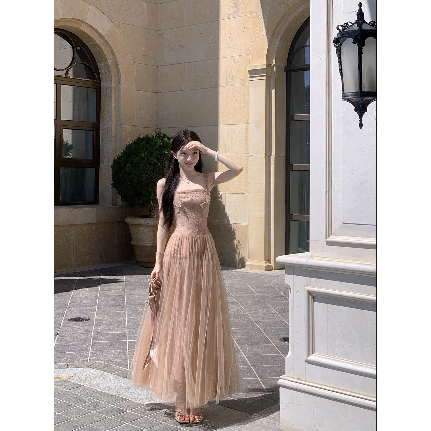 YYW汪澜的妹妹刺绣吊带连衣裙