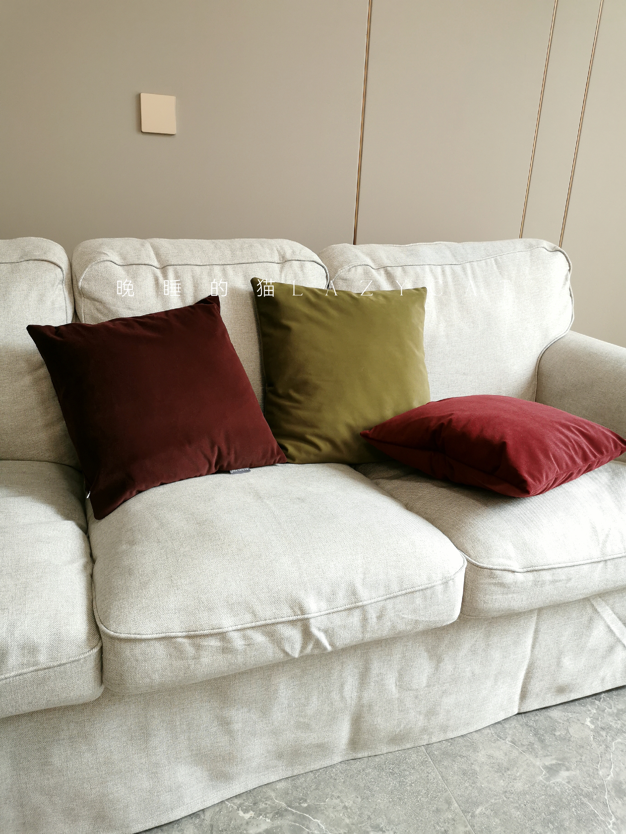晚睡的猫黄橄榄绿色深酒红丝绒抱枕靠垫法式美式中古
