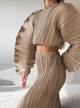 Loose pleated crop top with long sleeves宽松褶皱露脐长袖上衣