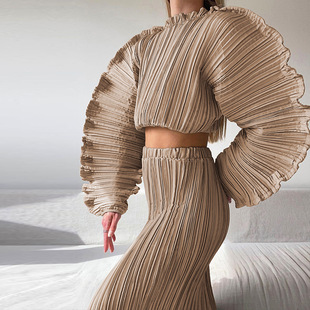 Loose pleated crop top with long sleeves宽松褶皱露脐长袖上衣