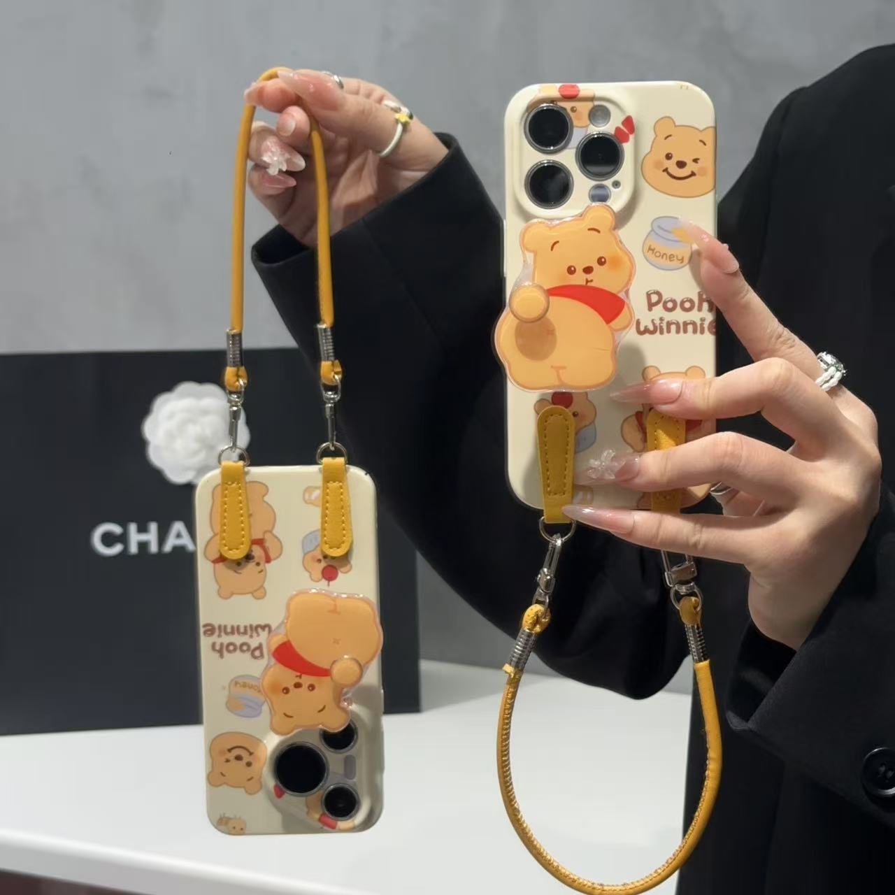 撅屁屁维尼熊支架挂绳适用iPhone16pro苹果17promax菲林手机壳16plus可爱AIR卡通13pro华为P70vivo小米15oppo